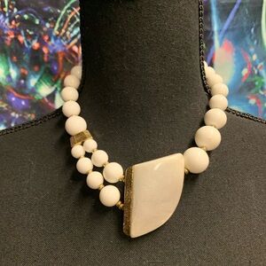 🤑5 for $25  
Vintage Chic White Necklace with Natural Beads  Pendant